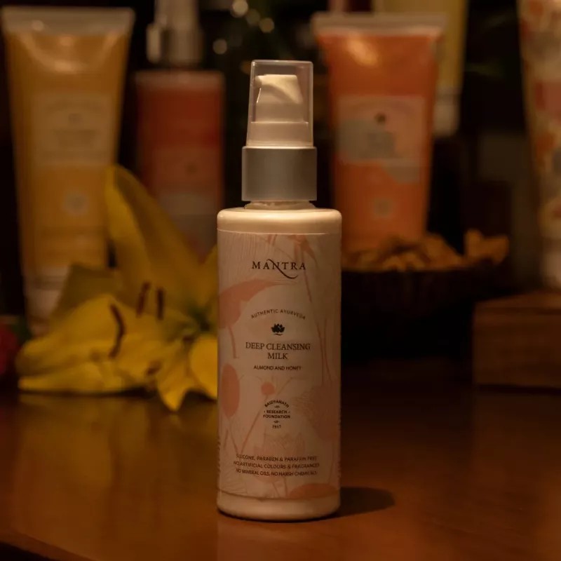 Mantra Herbal Almond & Honey Deep Cleansing Milk (100ml)
